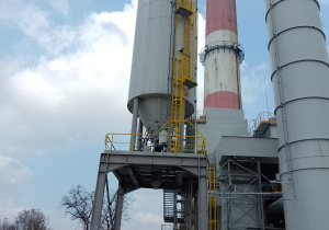 Dzieci patrzą na budynek elektrociepłowni