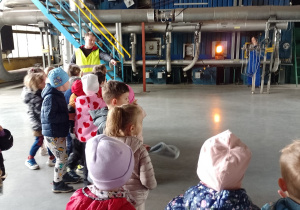 Dzieci patrzą na ogień w piecu