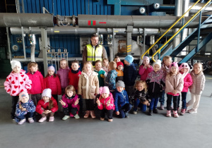 Dzieci z pracownikiem elektrociepłowni