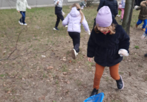 Dzieci zbierają śmieci