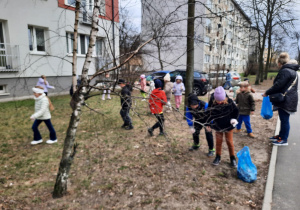 Dzieci zbierają śmieci