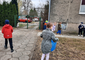Dzieci zbierają śmieci
