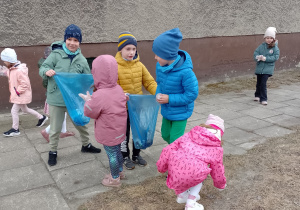 Dzieci zbierają śmieci