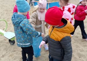 Kilkoro dzieci podczas akcji