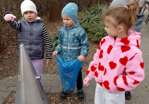 Troje dzieci podczas akcji