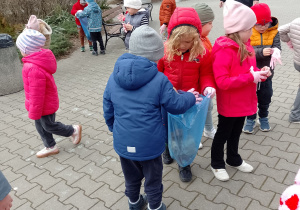 Dzieci zbieraja śmieci