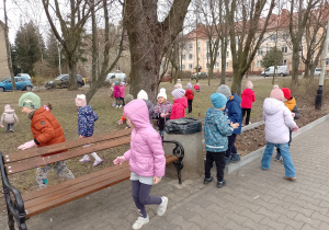 Dzieci szukają śmieci