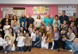 Wspólne zdjęcie rodziców i dzieci z pisankami