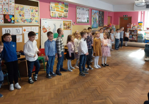 Dzieci stooją podczas występów