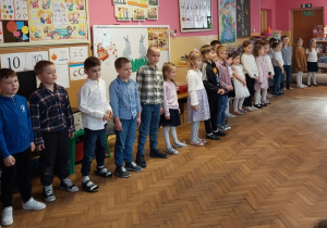 Dzieci stoją podczas występów