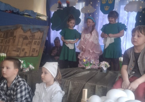 Trzy dziewczynki na scenie