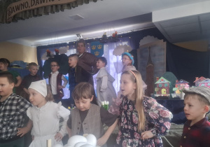 Dzieci podczas przedsatwienia