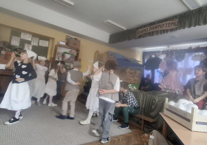 Dzieci w parach tańczą