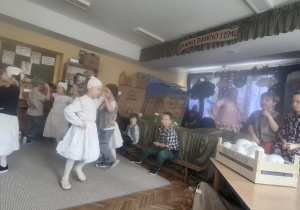 Dzieci w parach tańczą