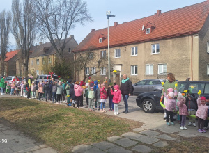 Dzieci w parach idą korowodem