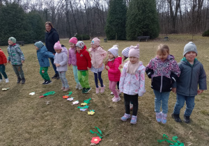 Kilkoro dzieci podskakuje