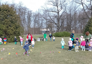 Pani Ewa trzyma głośnik, a dzieci poruszają się do muzyki