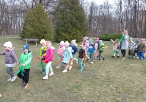 Dzieci idą w parach