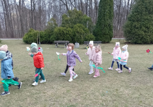 Dzieci idą w parach