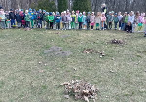 Dzieci stoja przed ułożonymi gniazdami