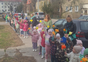 Dzieci idą w parach