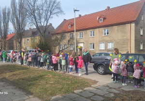 Dzieci w parach idą korowodem