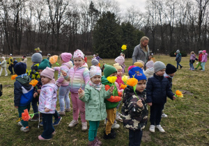 Dzieci z grupy Świetliki podczas zabawy