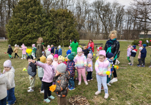 Dzieci podczas zabaw w parku