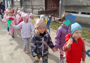 Dzieci idą w parach