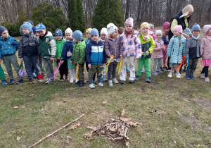 Dzieci stoją przed gniazdem