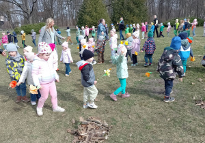 Dzieci podczas zabawy w parku
