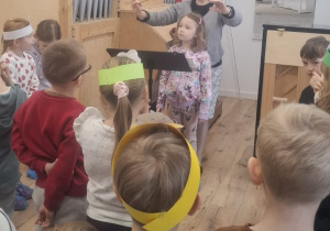 Nauczycielka szkoły z dziewczynką stoi przy pulpicie nutowym