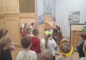 Chłopiec dryguje batutą