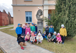 Dzieci z grupy Mrówki przed szkołą