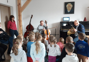 Dzieci słuchają gry na instrumentach