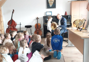 Chłopiec próbuje grać na rogu