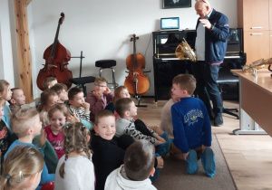 Nauczyciel pokazuje dzieciom róg