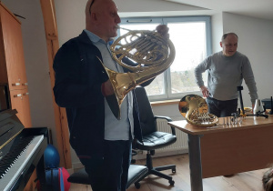 Nauczyciel gra na rogu