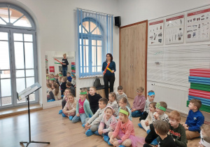 Dzieci podczas wizyty w szkole