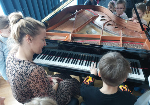 Chłopiec gra na fortepianie