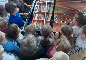 Dzieci oglądają, jak zbudowany jest fortepian