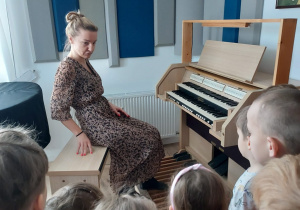 Nauczycielka pokazuje dzieciom organy