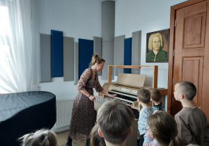Nauczycielka gra na organach