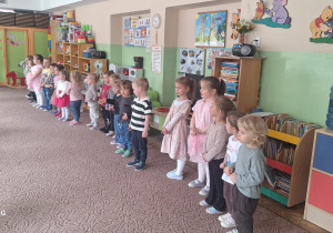 Dzieci stoją podczas występu