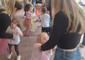 Rodzice z dziećmi tańczą z chustami