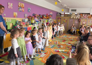 Dzieci stoją przed rodzicami podczas występów