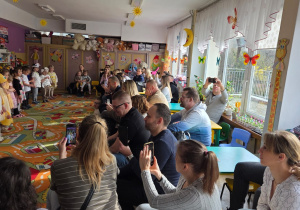 Rodzice oglądają występy dzieci