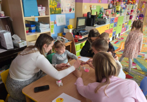 Trzy mamy z dziećmi malują zajączki