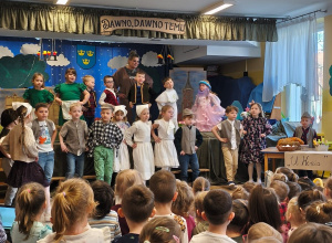 Dzieci podczas przedstawienai