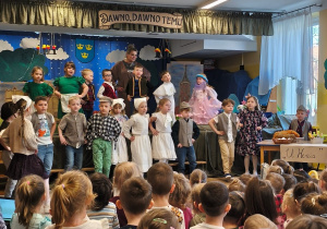 Dzieci podczas przedstawienia